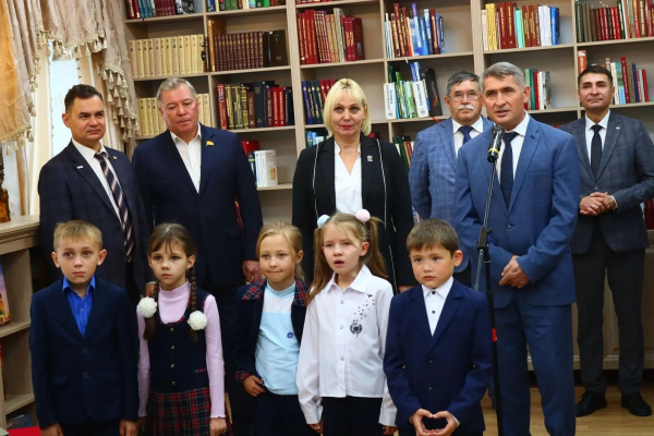в Ядрине открылась модельная библиотека «Времен связующая нить» — в рамках проекта «Семейные ценности и инфраструктура культуры» нацпроекта «Семья»