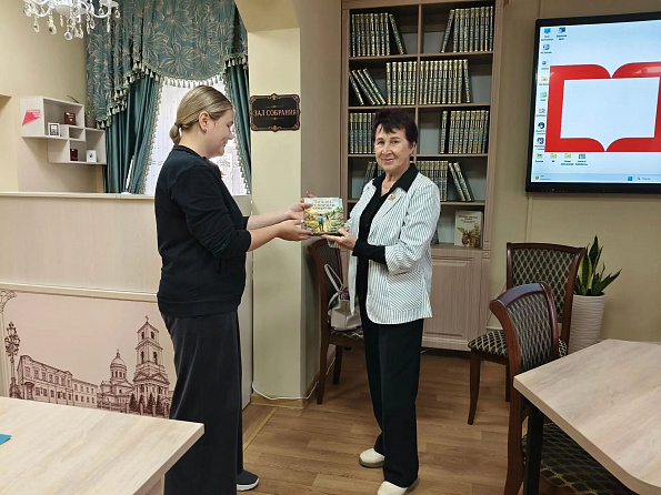 "Любви все возрасты покорны" - книга в дар библиотеке