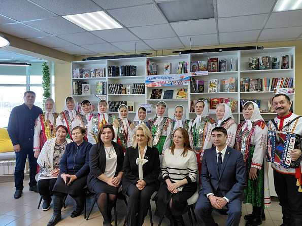 В КСЦ " Выла" высоких гостей встретил ансамбль "Выла"