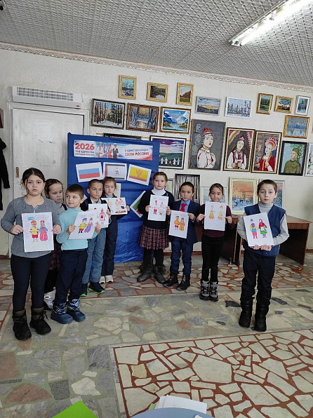 Выставка рисунков "Национальные костюмы наших соседей: татарские, марийские, русские мордовские".